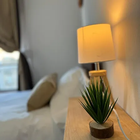 Lupita, En El Centro De Apartamento *