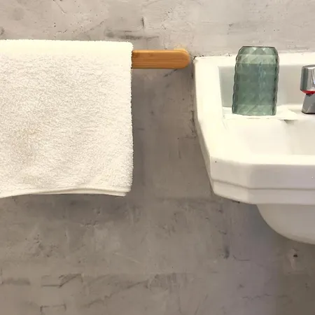 Lupita, En El Centro De Apartamento *